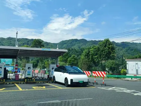 国道收费重启，为什么争议很大？燃油车又要为新能源车买单了